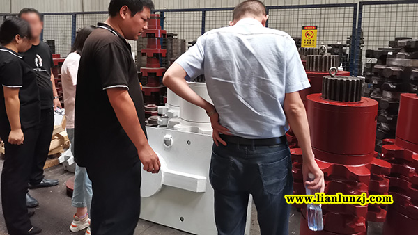 貴陽彭總開展刮板機(jī)配件業(yè)務(wù)，來我廠考察參觀！